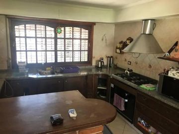 PERMUTA - EXCELENTE CHALET DE 6 AMBIENTES A LA VENTA - VILLA TESEI