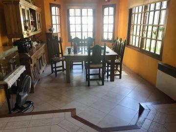 PERMUTA - EXCELENTE CHALET DE 6 AMBIENTES A LA VENTA - VILLA TESEI