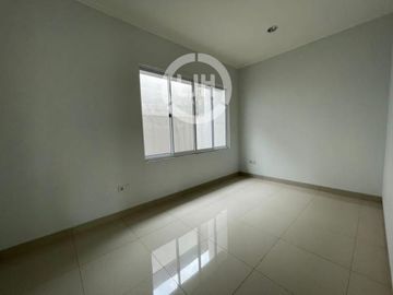 RUMAH HADAP UTARA LOKASI DI CLUSTER EROPA, SEDAYU CITY KELAPA GADING