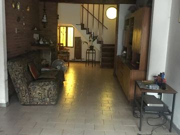 Casa 5 Ambientes con Fondo,Galpon y Cochera - Zona Lomas de Mirador