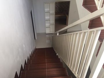 Ready Siap Huni Rumah 2 Lantai Selatan Pasar Gentan Legalitas Aman