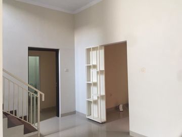 Ready Siap Huni Rumah 2 Lantai Selatan Pasar Gentan Legalitas Aman