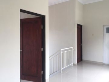 Ready Siap Huni Rumah 2 Lantai Selatan Pasar Gentan Legalitas Aman
