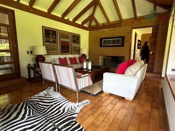 Casa en venta de 5D/4B + quincho + piscina - Calera de Tango