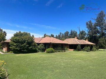 Casa en venta de 5D/4B + quincho + piscina - Calera de Tango