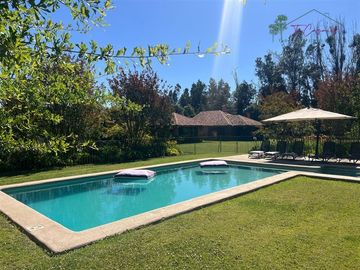 Casa en venta de 5D/4B + quincho + piscina - Calera de Tango