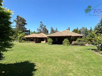 Casa en venta de 5D/4B + quincho + piscina - Calera de Tango