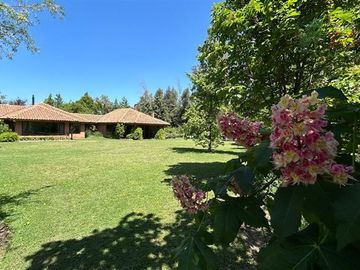 Casa en venta de 5D/4B + quincho + piscina - Calera de Tango