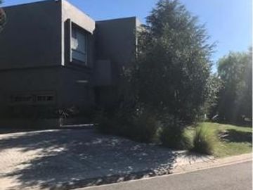 Venta casa clásica 5 amb. Barrio Santa Clara . Villanueva . Tigre