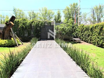 PRADERAS DE LA HACIENDA: Soberbia residencia con amplio jardín y alberca.
