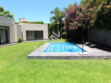 PRADERAS DE LA HACIENDA: Soberbia residencia con amplio jardín y alberca.