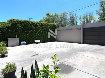 PRADERAS DE LA HACIENDA: Soberbia residencia con amplio jardín y alberca.