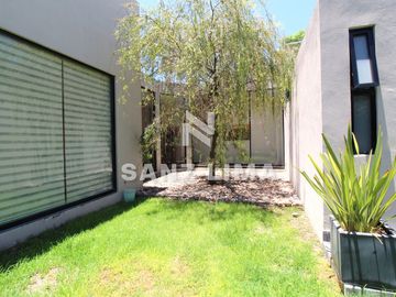 PRADERAS DE LA HACIENDA: Soberbia residencia con amplio jardín y alberca.