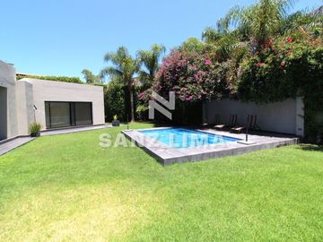 PRADERAS DE LA HACIENDA: Soberbia residencia con amplio jardín y alberca.