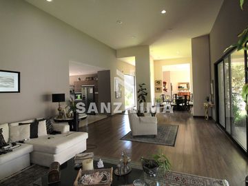 PRADERAS DE LA HACIENDA: Soberbia residencia con amplio jardín y alberca.