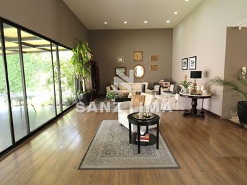 PRADERAS DE LA HACIENDA: Soberbia residencia con amplio jardín y alberca.