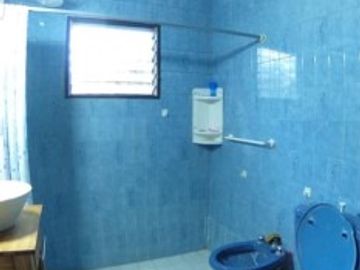 OPORTUNIDAD!!EXC. QUINTA LOTE 1450 M2, 220M2 CONSTR., CASA PPAL, QUINCHO, CASA HUESPEDES, PISCINA, GRAN PARQUE,  PARRILLA, POOL HOUSE, JACUZZI,VESTUAR