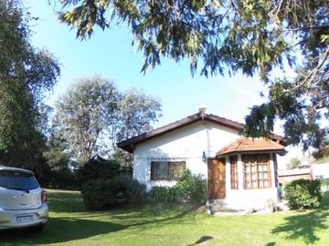 OPORTUNIDAD!!EXC. QUINTA LOTE 1450 M2, 220M2 CONSTR., CASA PPAL, QUINCHO, CASA HUESPEDES, PISCINA, GRAN PARQUE,  PARRILLA, POOL HOUSE, JACUZZI,VESTUAR