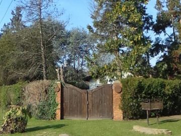 OPORTUNIDAD!!EXC. QUINTA LOTE 1450 M2, 220M2 CONSTR., CASA PPAL, QUINCHO, CASA HUESPEDES, PISCINA, GRAN PARQUE,  PARRILLA, POOL HOUSE, JACUZZI,VESTUAR