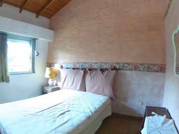 OPORTUNIDAD!!EXC. QUINTA LOTE 1450 M2, 220M2 CONSTR., CASA PPAL, QUINCHO, CASA HUESPEDES, PISCINA, GRAN PARQUE,  PARRILLA, POOL HOUSE, JACUZZI,VESTUAR