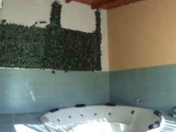 OPORTUNIDAD!!EXC. QUINTA LOTE 1450 M2, 220M2 CONSTR., CASA PPAL, QUINCHO, CASA HUESPEDES, PISCINA, GRAN PARQUE,  PARRILLA, POOL HOUSE, JACUZZI,VESTUAR