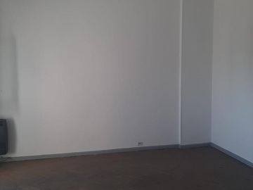 Depto, 3 ambientes con dependencia, al frente con Balcón, muy luminoso.
