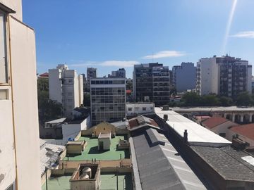 Depto, 3 ambientes con dependencia, al frente con Balcón, muy luminoso.