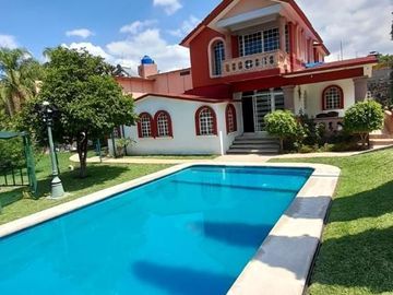 Espectacular casa en Oaxtepec con alberca, jardín, cancha de Squash y escrituras