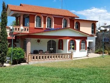 Espectacular casa en Oaxtepec con alberca, jardín, cancha de Squash y escrituras