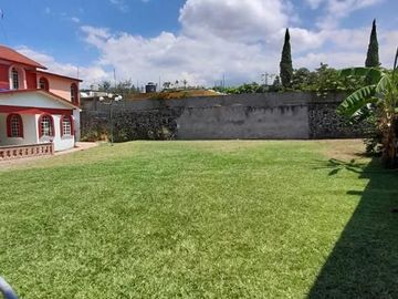 Espectacular casa en Oaxtepec con alberca, jardín, cancha de Squash y escrituras