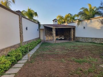 C VENDE CASA EN ESQUINA EN CUMBRES SAN AGUSTIN