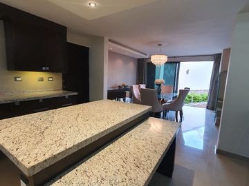 C VENDE CASA EN ESQUINA EN CUMBRES SAN AGUSTIN