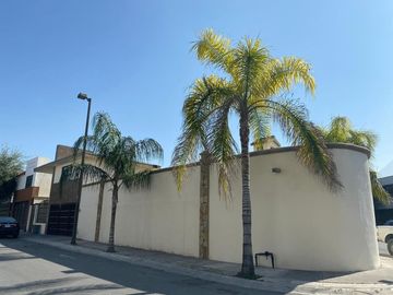 C VENDE CASA EN ESQUINA EN CUMBRES SAN AGUSTIN