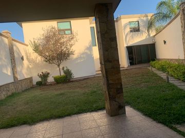 C VENDE CASA EN ESQUINA EN CUMBRES SAN AGUSTIN