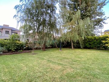 Excelente lote ubicado en el Barrio Privado Adrogué Chico.