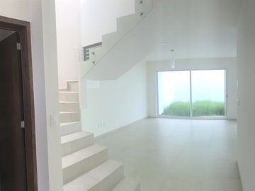 Vendo casa en Juriquilla Condesa con recámara en PB $4,400,000
