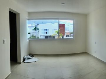Vendo casa en Juriquilla Condesa con recámara en PB $4,400,000
