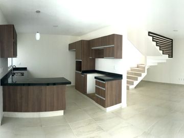 Vendo casa en Juriquilla Condesa con recámara en PB $4,400,000