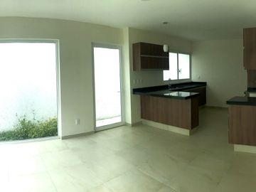 Vendo casa en Juriquilla Condesa con recámara en PB $4,400,000