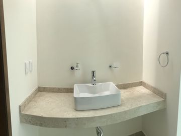 Vendo casa en Juriquilla Condesa con recámara en PB $4,400,000