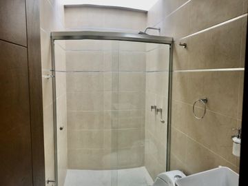 Vendo casa en Juriquilla Condesa con recámara en PB $4,400,000