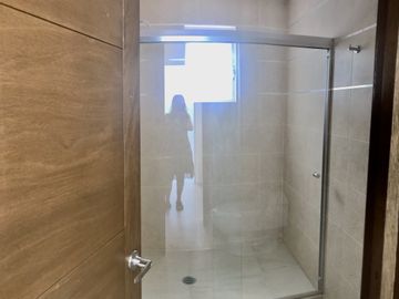Vendo casa en Juriquilla Condesa con recámara en PB $4,400,000