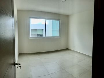 Vendo casa en Juriquilla Condesa con recámara en PB $4,400,000