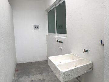 Vendo casa en Juriquilla Condesa con recámara en PB $4,400,000