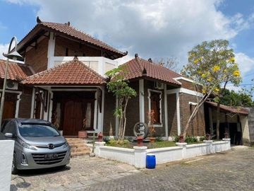 Rumah mewah desain etnik dengan kolam renang pribadi