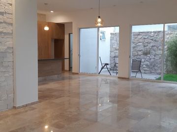 Preciosa Residencia LUXURY en La Condesa Juriquilla, 3 Recámras, una en P.B..