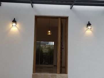 Preciosa Residencia LUXURY en La Condesa Juriquilla, 3 Recámras, una en P.B..
