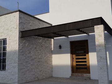 Preciosa Residencia LUXURY en La Condesa Juriquilla, 3 Recámras, una en P.B..