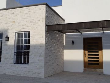 Preciosa Residencia LUXURY en La Condesa Juriquilla, 3 Recámras, una en P.B..