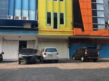 Ruko di Raya Dharmahusada nol jalan raya , Strategis
